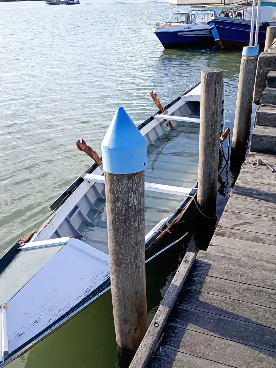 Il sandolo danneggiato dopo l'urto con il barcone da trasporto