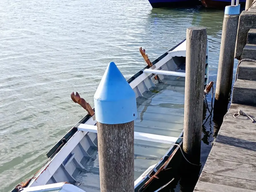 Il sandolo danneggiato dopo l'urto con il barcone da trasporto