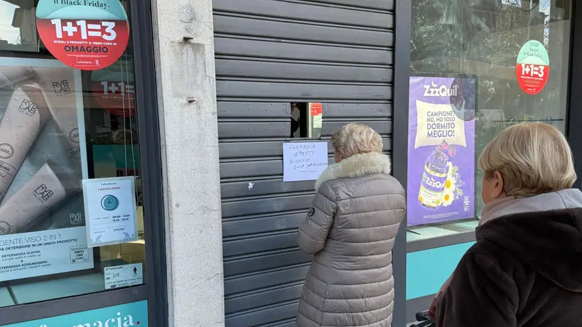 Due signore fuori da una farmacia chiusa al Lido