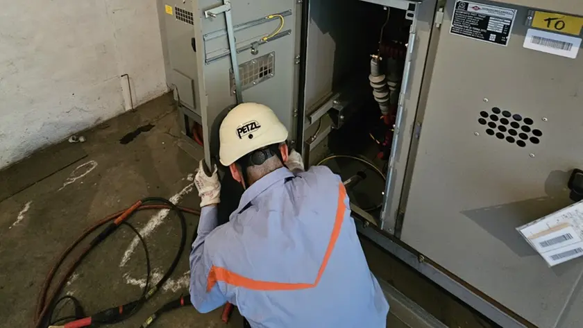 Un operaio al lavoro in una cabina elettrica