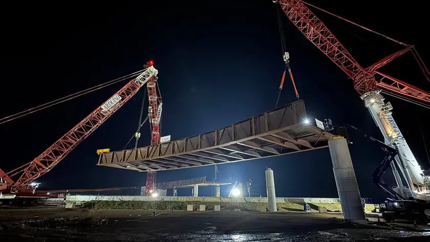 Le delicate operazioni per il varo del viadotto