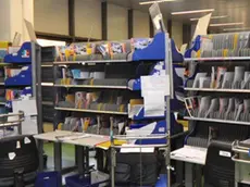 Un centro di smistamento di Poste Italiane