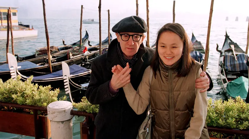 Il regista americano Woody Allen e la moglie Soon Yi