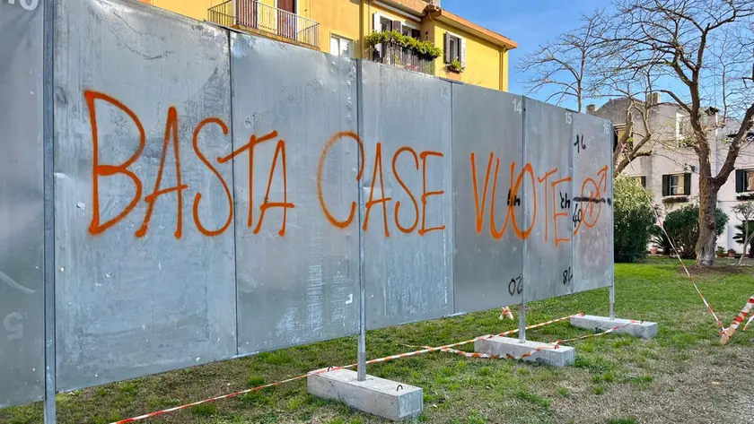 La scritta "basta case vuote" in Giudecca