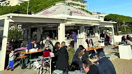Il chiosco Tango con i clienti che hanno trascorso qualche ora al mare anche in questi giorni