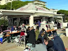 Il chiosco Tango con i clienti che hanno trascorso qualche ora al mare anche in questi giorni