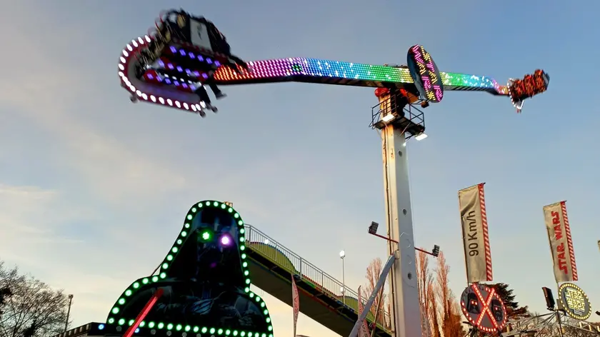 Regolamento di conti tra ragazzi al luna park