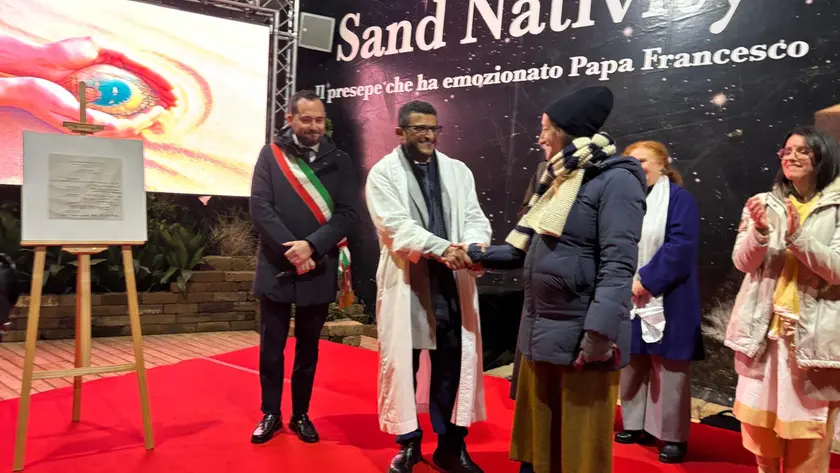 La stretta di mano tra i rappresentati della comunità ebraica e musulmana uniti sullo sfondo di Sand Nativity