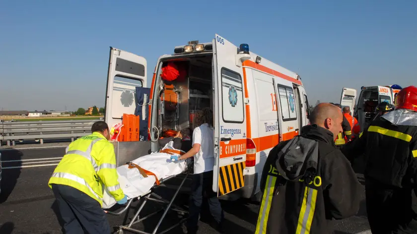 Soccorsi durante un incidente in autostrada