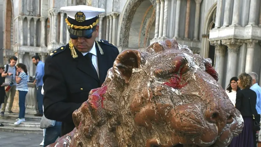 Il leoncino imbrattato con lo spray rosso