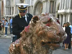 Il leoncino imbrattato con lo spray rosso