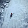 Un alpinista mentre arrampica sul ghiaccio