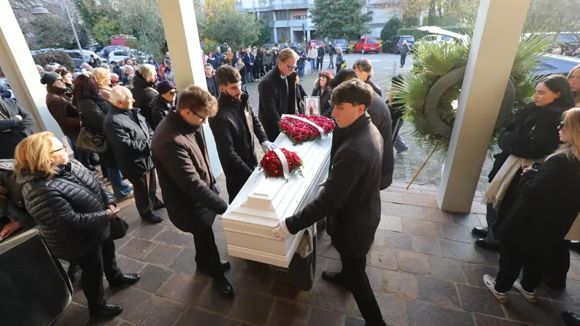 Il feretro di Sofia Greguoldo nella chiesa di Santa Maria Goretti a Carpenedo (foto Lorenzo Pòrcile)