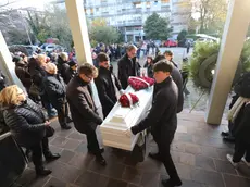 Il feretro di Sofia Greguoldo nella chiesa di Santa Maria Goretti a Carpenedo (foto Lorenzo Pòrcile)