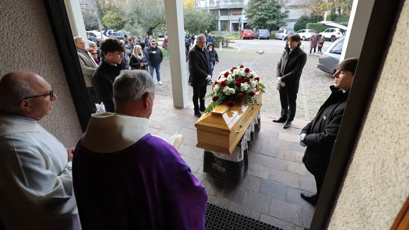 Il funerale di Gregorio Crugliano a Carpenedo (foto Lorenzo Pòrcile)
