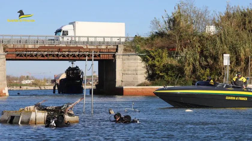 Una delle imbarcazioni semi sommerse