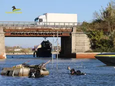 Una delle imbarcazioni semi sommerse