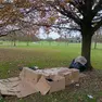 Un bivacco di un senzatetto al parco San Giuliano