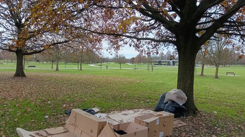 Un bivacco di un senzatetto al parco San Giuliano