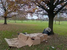 Un bivacco di un senzatetto al parco San Giuliano