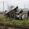 Quel che resta del furgone travolto dal treno (Fotofilm)