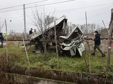 Quel che resta del furgone travolto dal treno (Fotofilm)