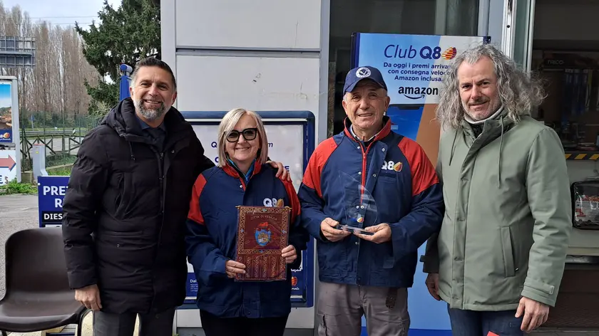 I gestori del Q8 di Malcontenta con il gagliardetto della città consegnato dall'assessore Costalonga