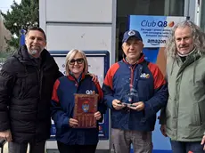 I gestori del Q8 di Malcontenta con il gagliardetto della città consegnato dall'assessore Costalonga