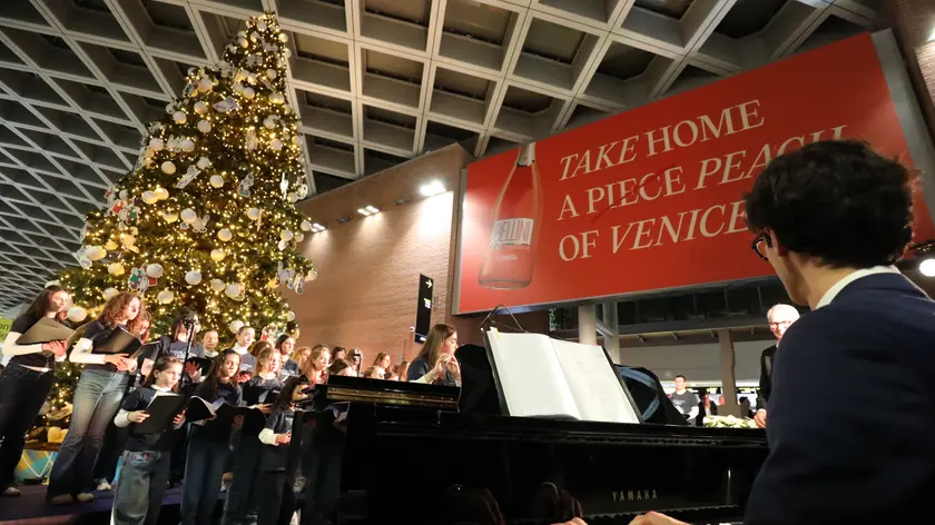 L'accensione dell'albero di Natale all'aeroporto di Venezia