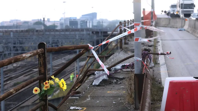 Il punto del cavalcavia da cui è precipitato il bus a Mestre