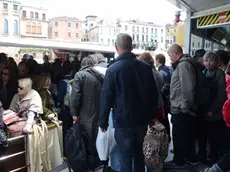 Ressa sui pontili Actv dove i borseggiatori colpiscono con più facilità