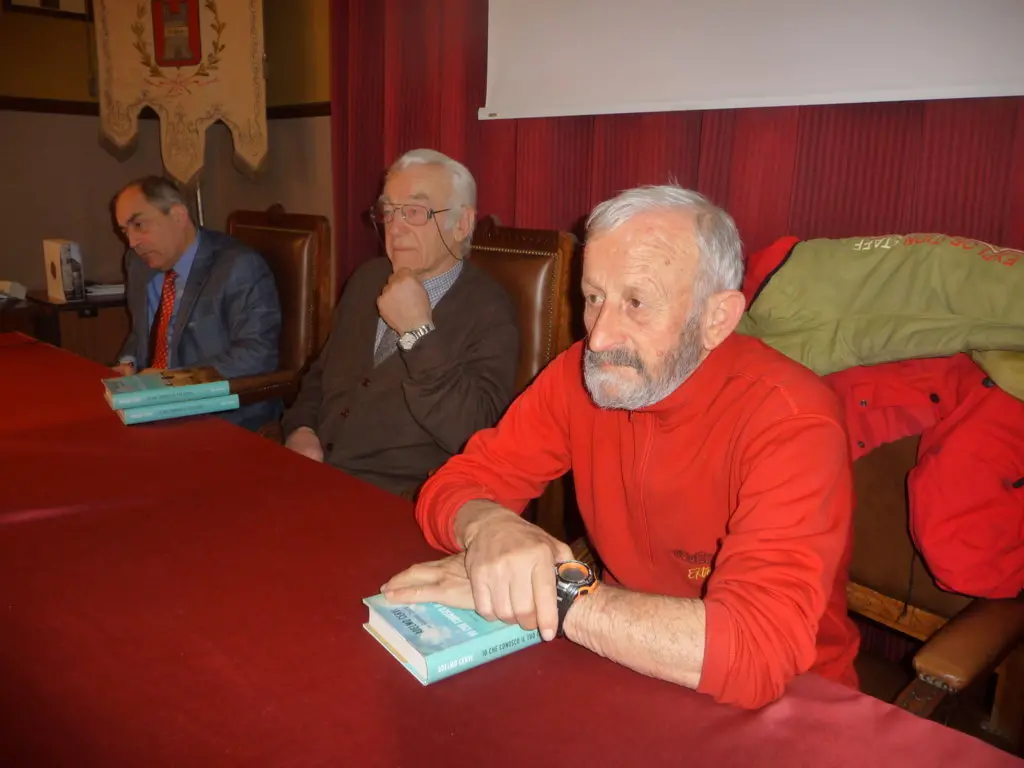 Adelmo Cervi con il suo libro.