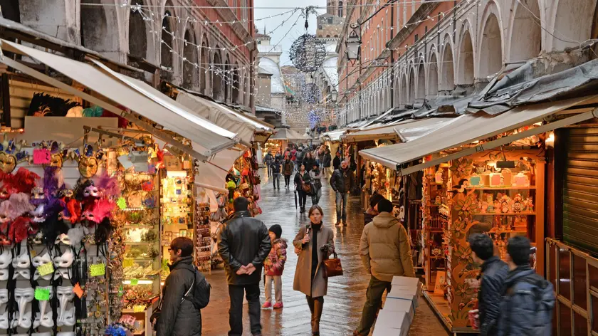 A Venezia 67 bar assediano Rialto