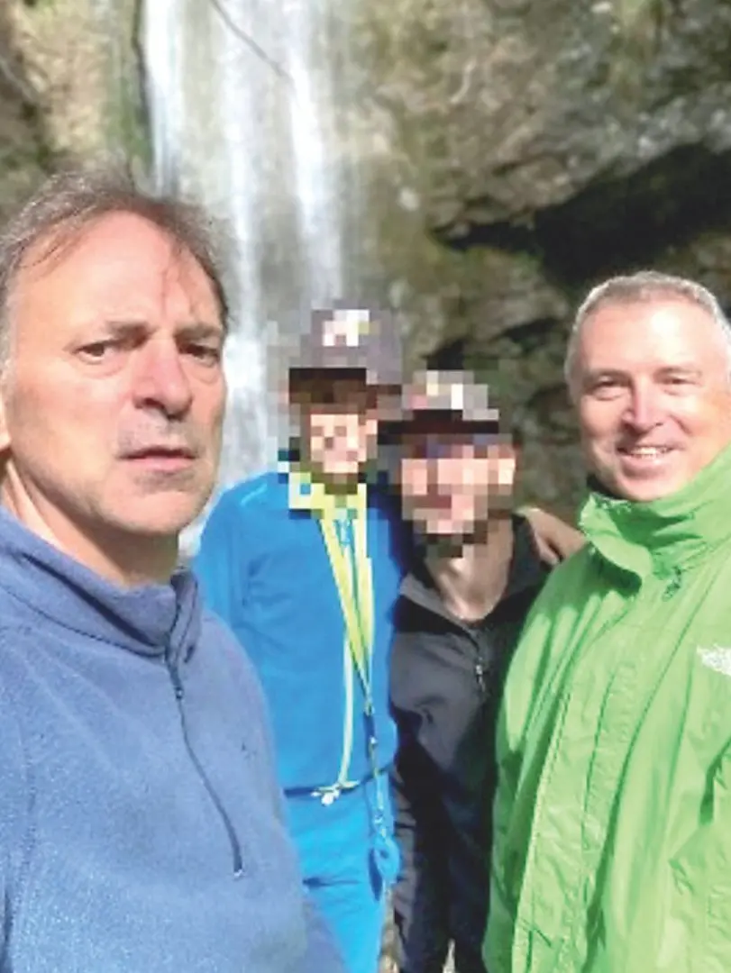 Mauro Darpin (a sinistra) e Sandro Valent (a destra) con amici e i soccorritori a Enemonzo