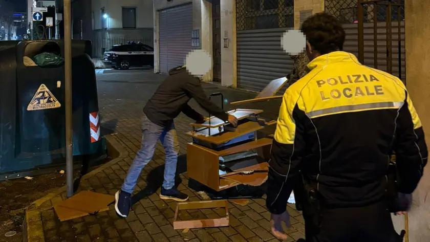 Rifiuti abbandonati a Mestre in via Col di Lana