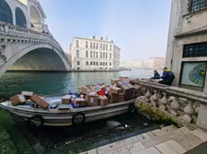 Furto rocambolesco sul Canal Grande: una donna ruba una barca FedEx ormeggiata a Rialto e tenta una breve fuga tra i palazzi storici. Dopo pochi metri di manovre confuse, l’imbarcazione sbatte contro il parapetto vicino al Fondaco dei Tedeschi, mettendo fine all’improvvisata corsa sul canale