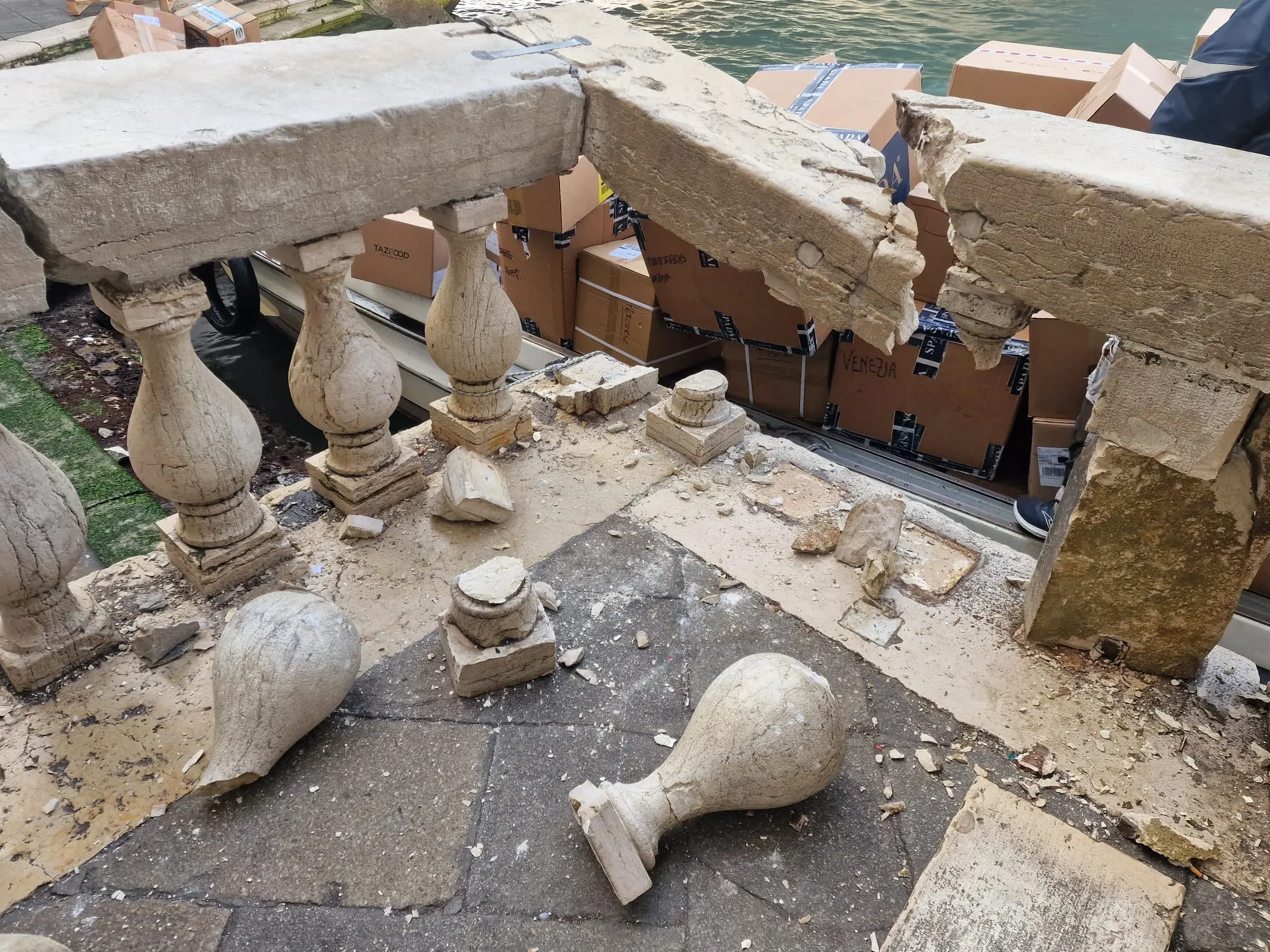 Furto rocambolesco sul Canal Grande: una donna ruba una barca FedEx ormeggiata a Rialto e tenta una breve fuga tra i palazzi storici. Dopo pochi metri di manovre confuse, l’imbarcazione sbatte contro il parapetto vicino al Fondaco dei Tedeschi, mettendo fine all’improvvisata corsa sul canale