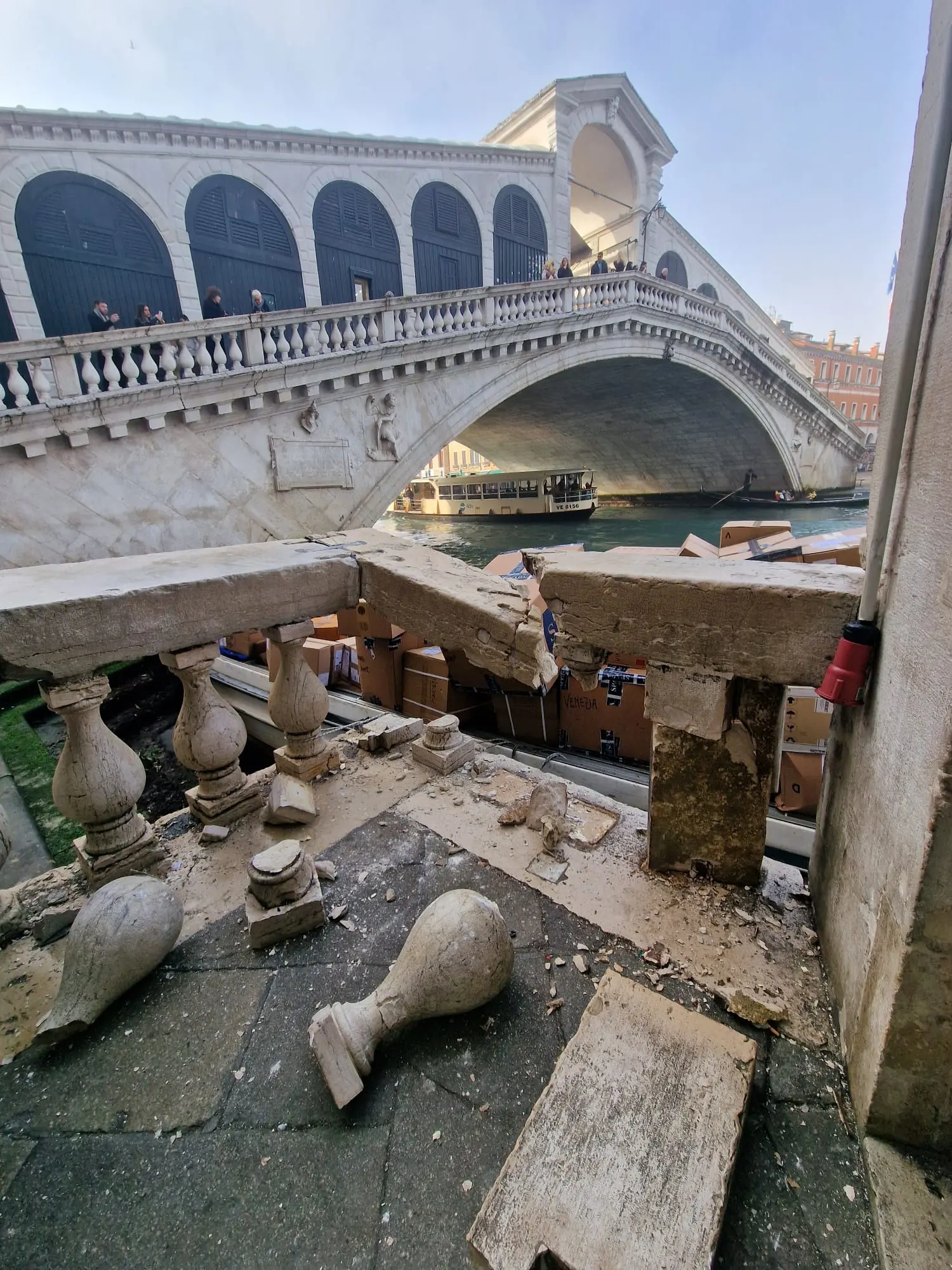 Furto rocambolesco sul Canal Grande: una donna ruba una barca FedEx ormeggiata a Rialto e tenta una breve fuga tra i palazzi storici. Dopo pochi metri di manovre confuse, l’imbarcazione sbatte contro il parapetto vicino al Fondaco dei Tedeschi, mettendo fine all’improvvisata corsa sul canale