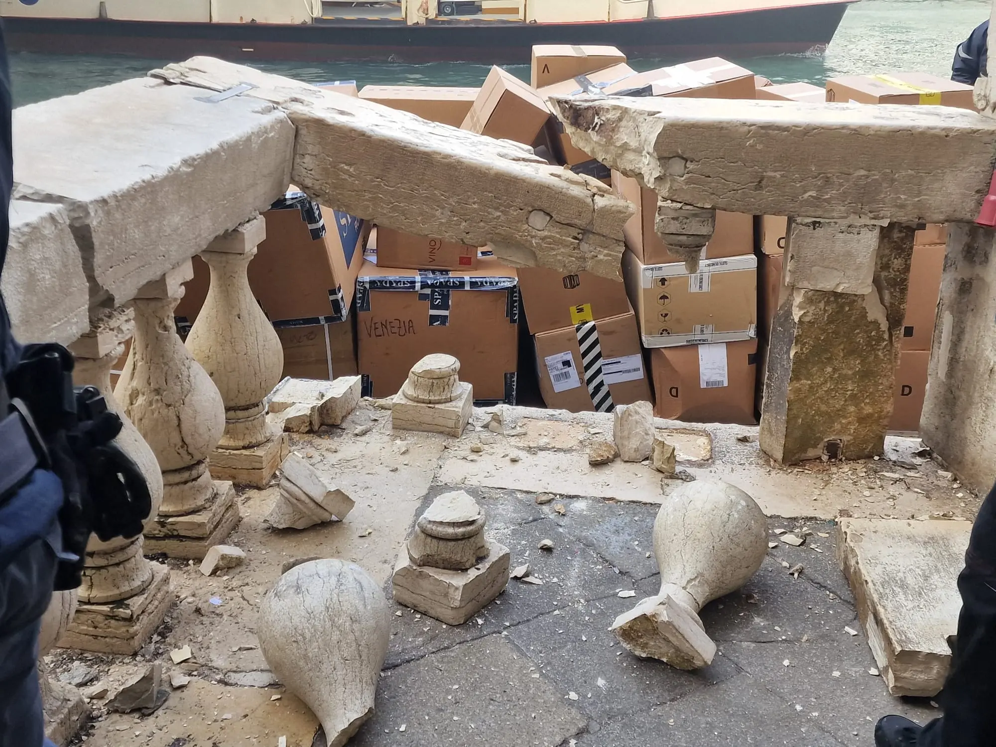 Furto rocambolesco sul Canal Grande: una donna ruba una barca FedEx ormeggiata a Rialto e tenta una breve fuga tra i palazzi storici. Dopo pochi metri di manovre confuse, l’imbarcazione sbatte contro il parapetto vicino al Fondaco dei Tedeschi, mettendo fine all’improvvisata corsa sul canale