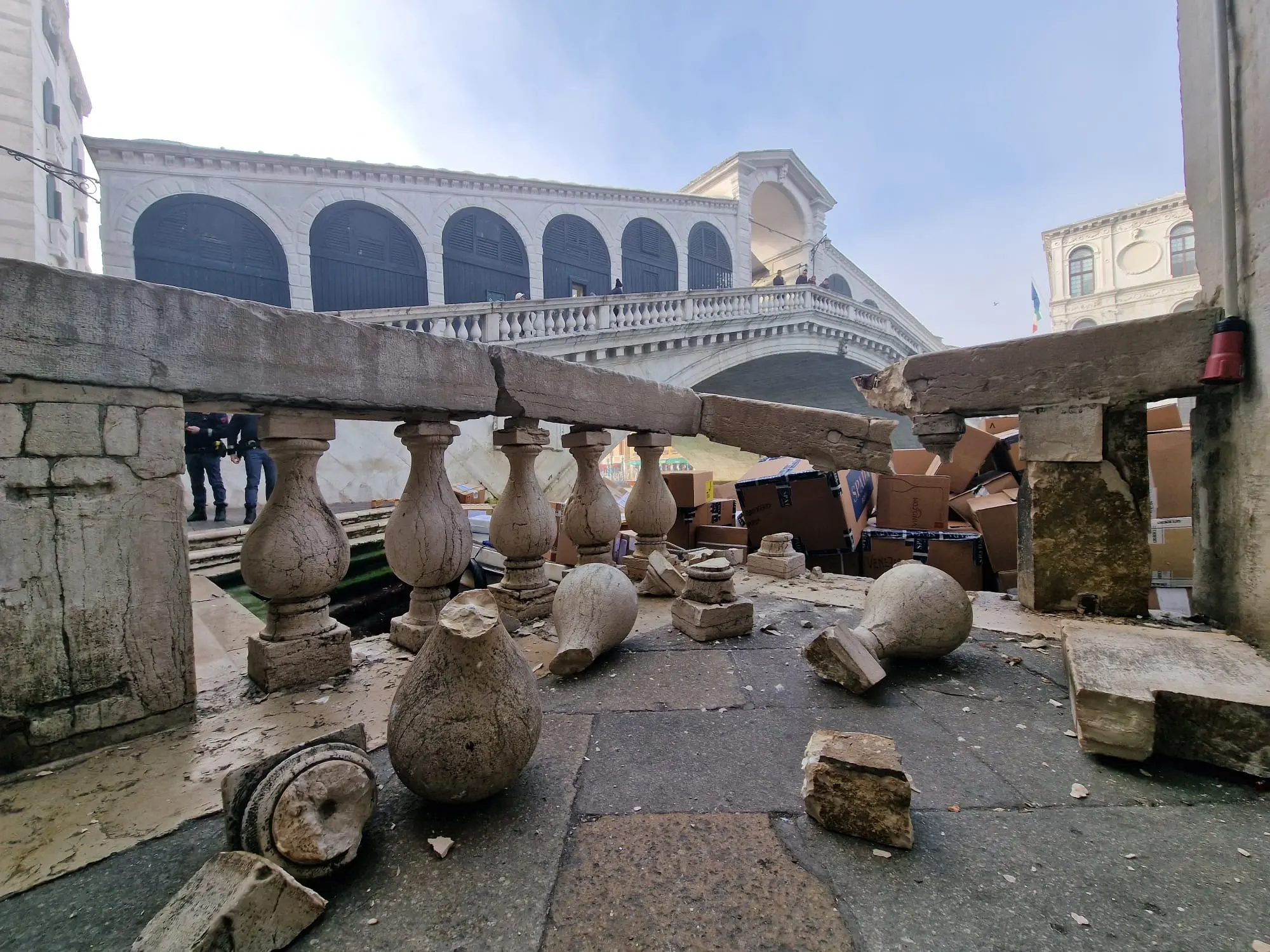 Furto rocambolesco sul Canal Grande: una donna ruba una barca FedEx ormeggiata a Rialto e tenta una breve fuga tra i palazzi storici. Dopo pochi metri di manovre confuse, l’imbarcazione sbatte contro il parapetto vicino al Fondaco dei Tedeschi, mettendo fine all’improvvisata corsa sul canale