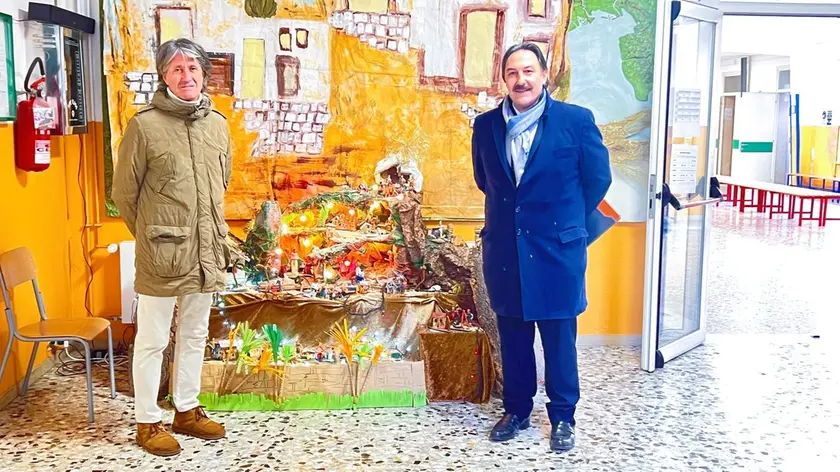 Carlo Campus e Antonio Crudo davanti a un presepe