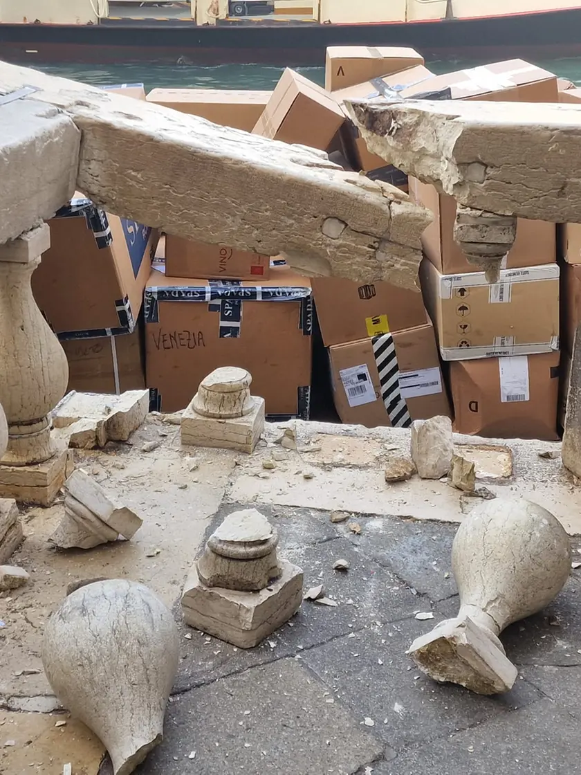 I danni alla balaustra sul Canal Grande