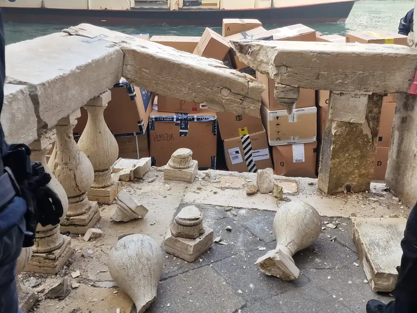 I danni alla balaustra sul Canal Grande