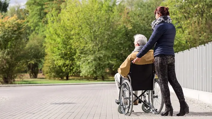 Lavoro domestico in Veneto 2024: in calo il numero dei badanti