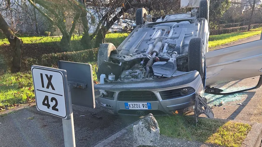 L'auto cappottata a Ceggia