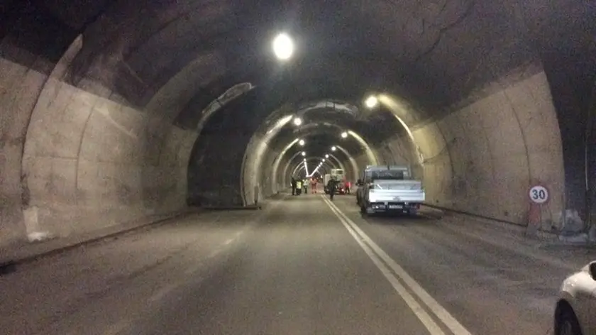 La galleria del Comelico chiusa di notte per i lavori