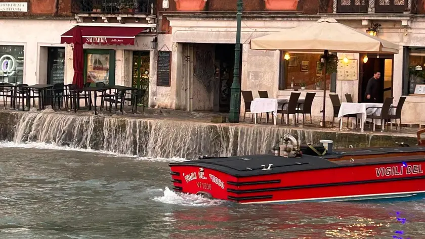 L'acqua fuoriuscita dal vecchio tubo dell'acquedotto alla Giudecca