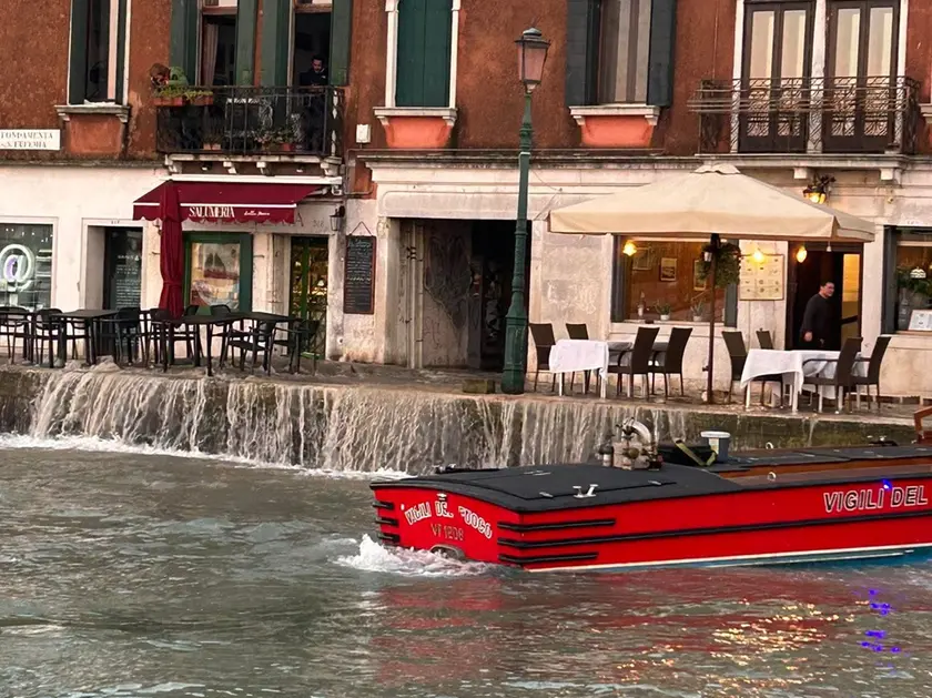 L'acqua fuoriuscita dal vecchio tubo dell'acquedotto alla Giudecca