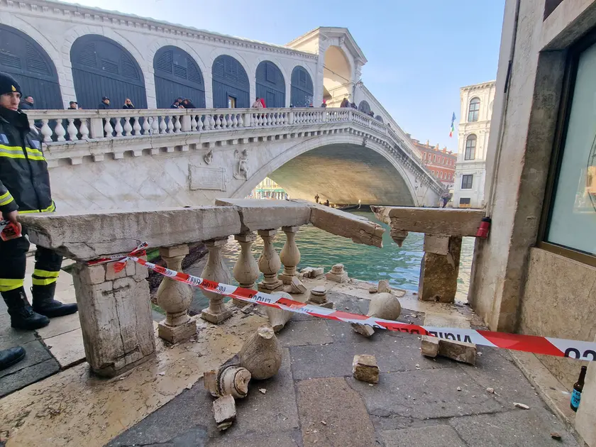 La balaustra sul Canale Grande distrutta dal mototopo