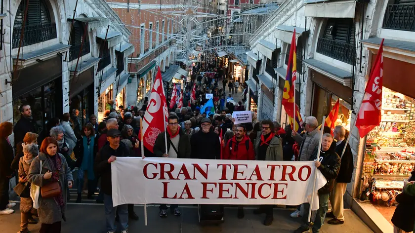 Una manifestazione degli orchestrali della Fenice a Venezia